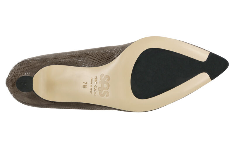 Moxie Brown Turf Left Sole View
